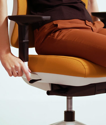 ajustar reposabrazos silla de oficina